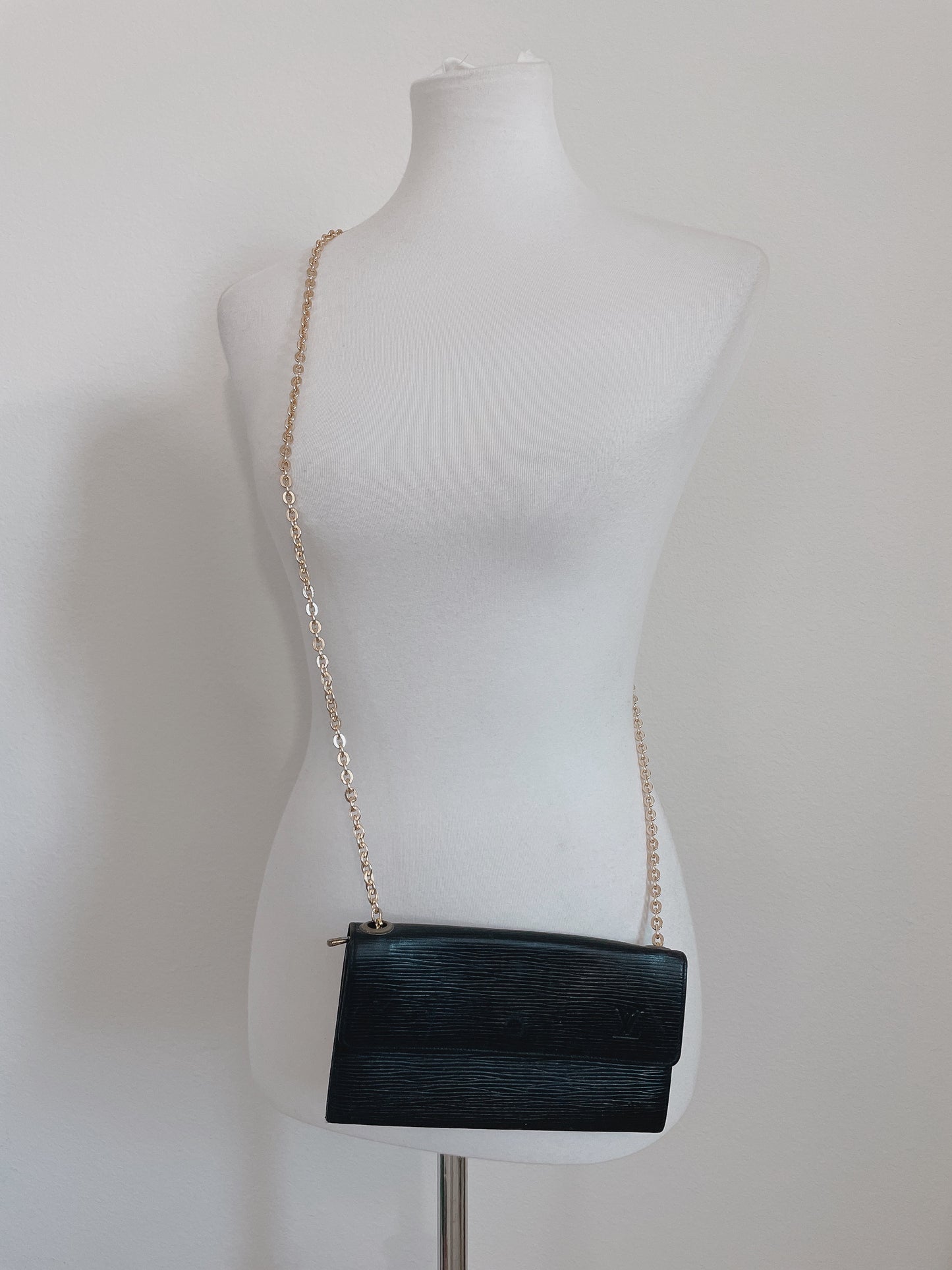 Pre-loved Louis Vuitton Black Leather Crossbody