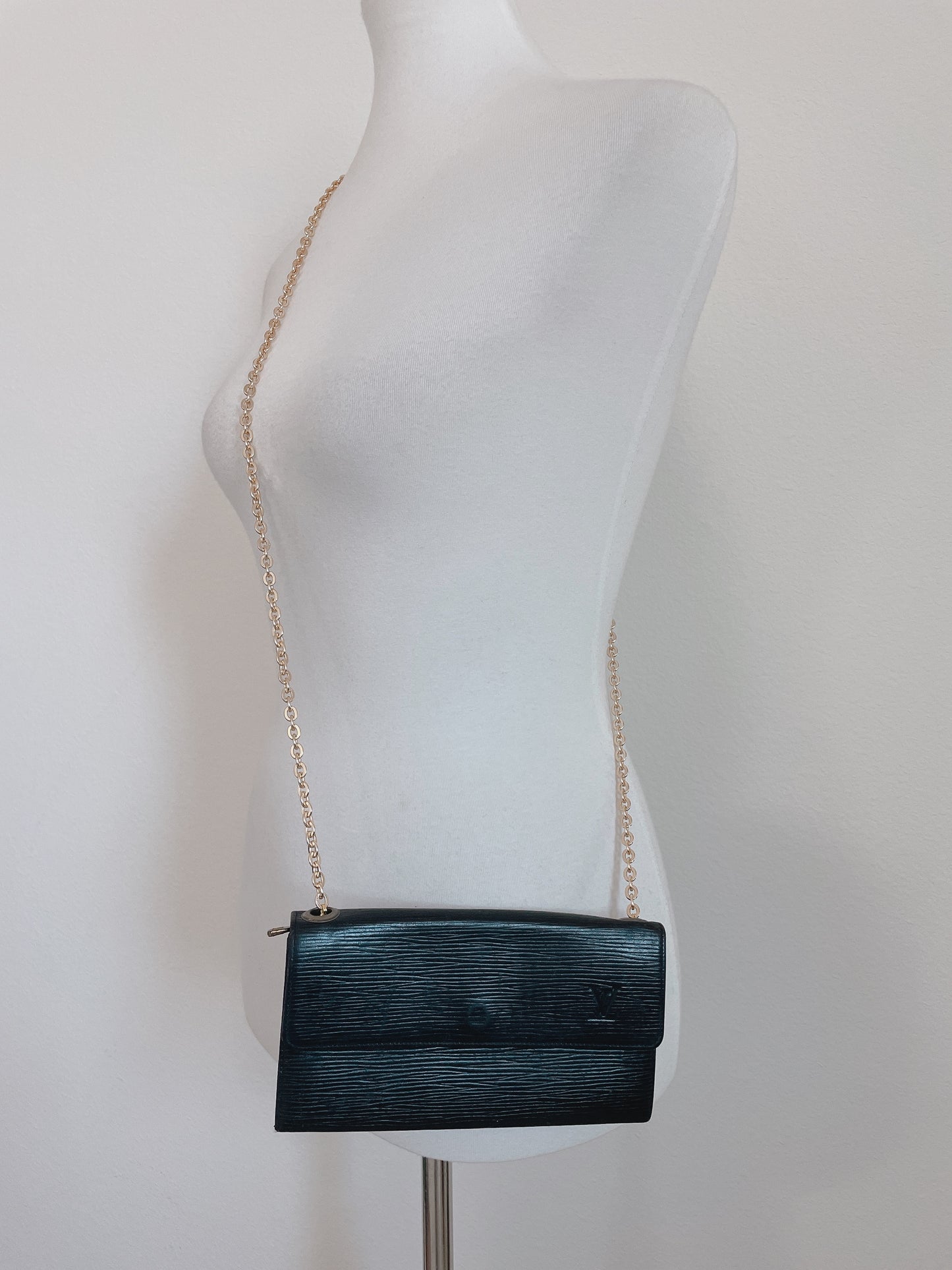 Pre-loved Louis Vuitton Black Leather Crossbody